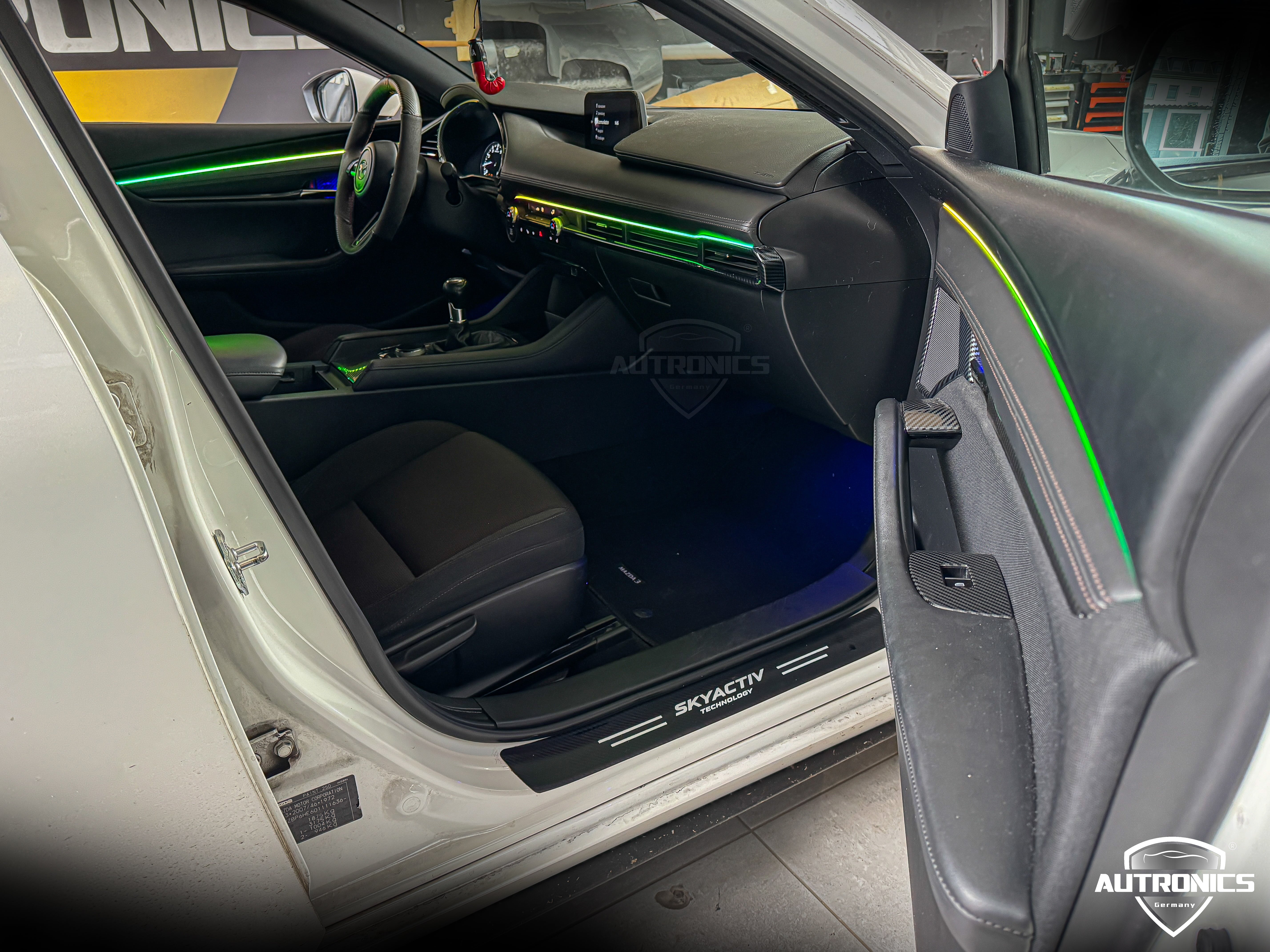 Dynamische LED Ambientebeleuchtung Nachrüstung für Mazda 3 Premium Innenraumbeleuchtung mit RGB-App-Steuerung & Farbverlaufseffekt